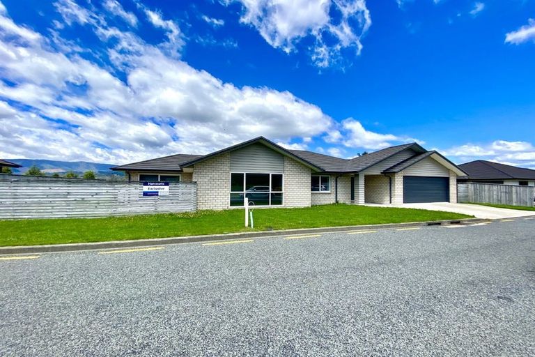 Photo of property in 4 Cory Jane Grove, Riverstone Terraces, Upper Hutt, 5018