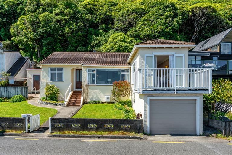 Photo of property in 17 Moana Road, Plimmerton, Porirua, 5026