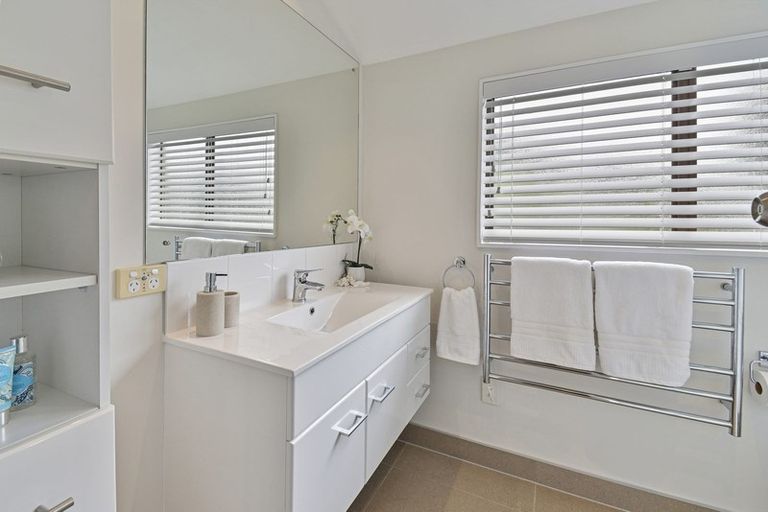 Photo of property in 10 Dalkeith Place, Opaheke, Papakura, 2113