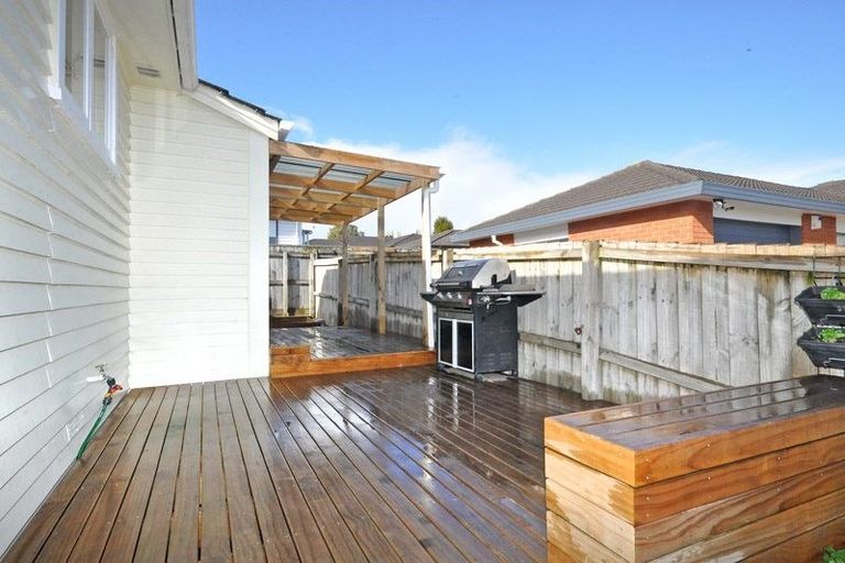 Photo of property in 10 Netherlands Avenue, Kelston, Auckland, 0602