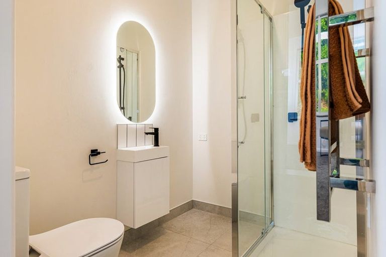 Photo of property in 2/1c Bank Street, Hillcrest, Auckland, 0627