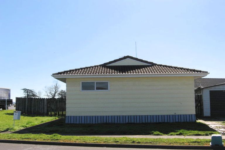 Photo of property in 2 Elsie Morton Place, Papakura, 2110