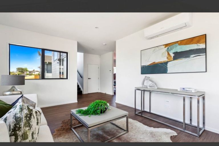 Photo of property in 12 Woodhouse Place, West Harbour, Auckland, 0618