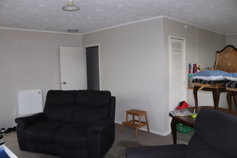 Photo of property in 2/199 Henderson Valley Road, Henderson, Auckland, 0612