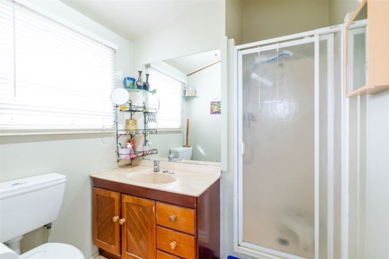 Photo of property in 80k Tirimoana Road, Te Atatu South, Auckland, 0602