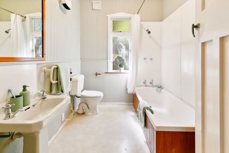 Photo of property in 102 Nevay Road, Karaka Bays, Wellington, 6022