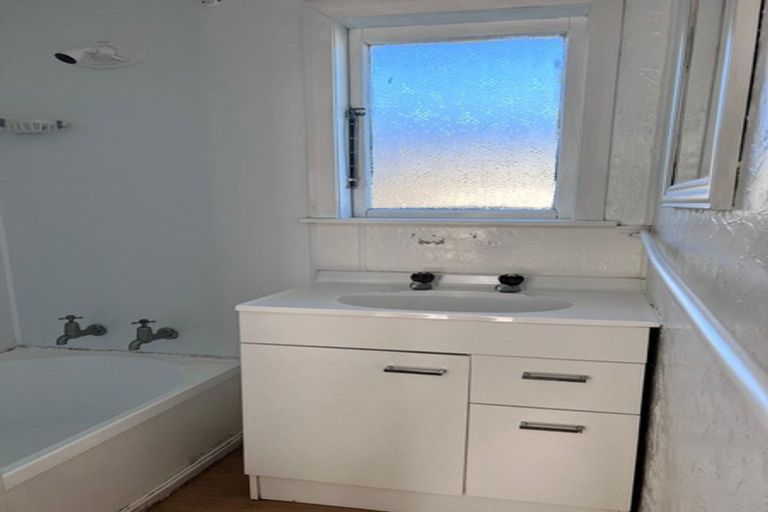 Photo of property in 68 Sutton Crescent, Papakura, 2110