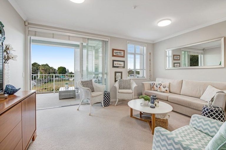 Photo of property in 10 Rewa Rewa Lane, Orewa, 0931