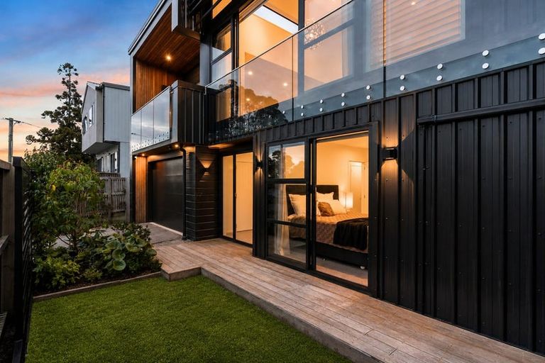 Photo of property in 33 Renata Crescent, Te Atatu Peninsula, Auckland, 0610