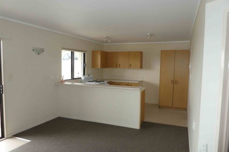 Photo of property in 20 Van Dyke Place, West Harbour, Auckland, 0618