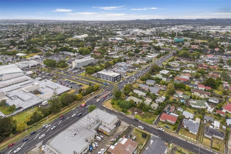 Photo of property in 2b Norval Road, Henderson, Auckland, 0610