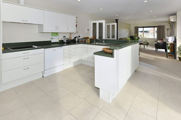 Photo of property in 27 Broadhaven Avenue, Parklands, Christchurch, 8083