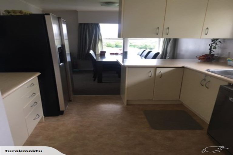 Photo of property in 5 Quigley Street, Newlands, Wellington, 6037