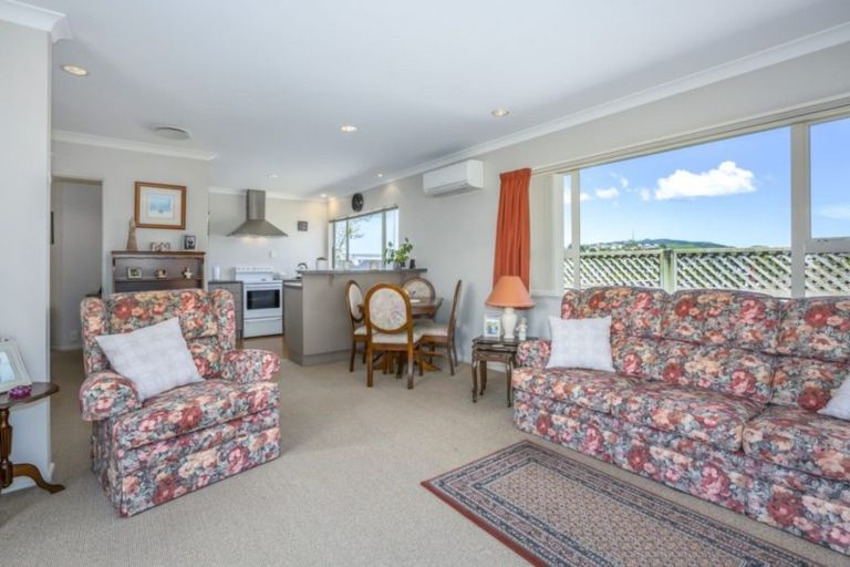 Photo of property in 9b Pinkerton Grove, Newlands, Wellington, 6037