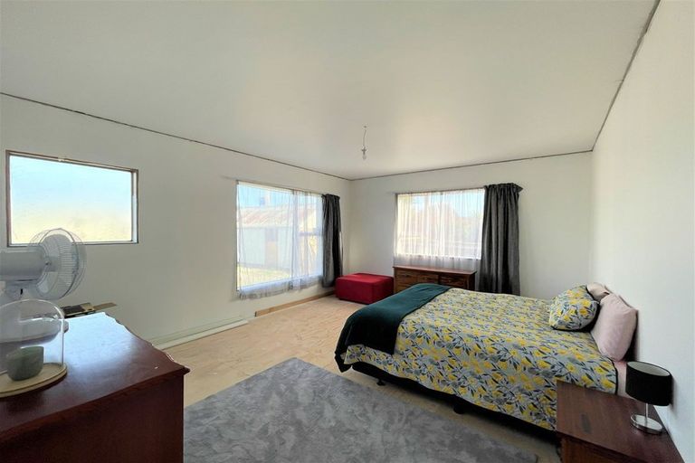 Photo of property in 33 Main Road, Owaka, 9535