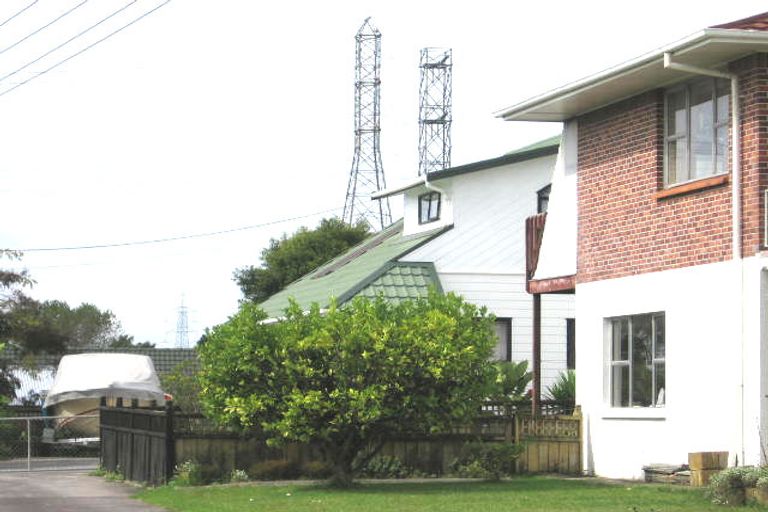 Photo of property in 77 Flanshaw Road, Te Atatu South, Auckland, 0610