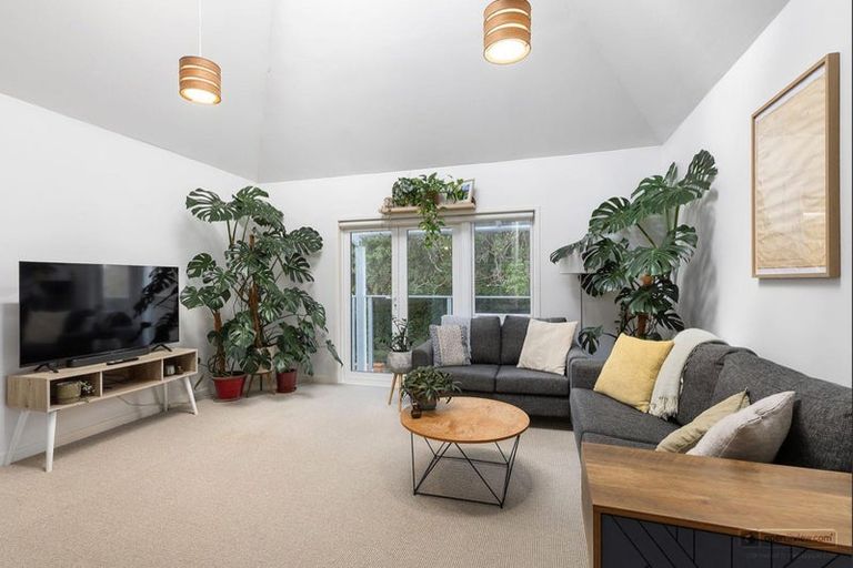 Photo of property in 16 Lawson Place, Mount Victoria, Wellington, 6011
