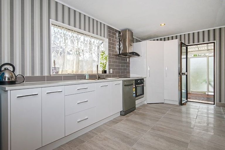 Photo of property in 8 De Quincey Terrace, Highland Park, Auckland, 2010