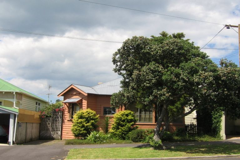 Photo of property in 26 Kiwi Road, Stanley Point, Auckland, 0624