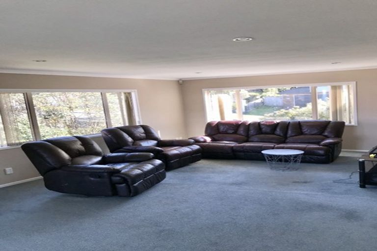 Photo of property in 52 Dress Circle, Newlands, Wellington, 6037