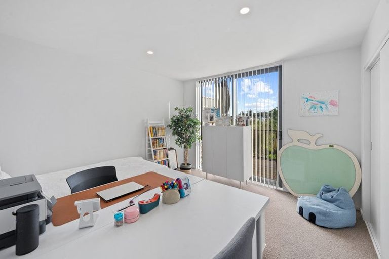 Photo of property in 27 Tuuhura Road, Pukekohe, 2120