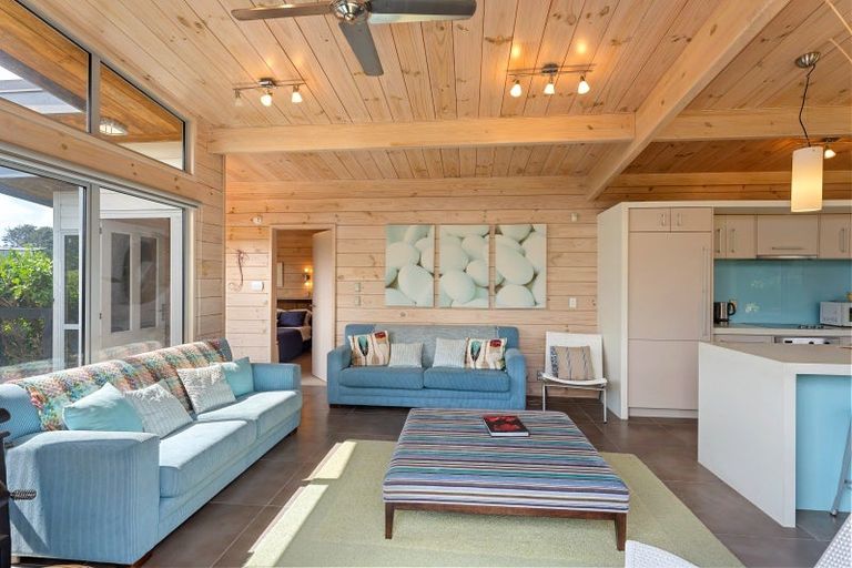 Photo of property in 32 Reay Mackay Grove, Waikawa Beach, Manakau, 5573