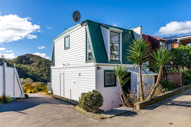Photo of property in 2 Narbada Crescent, Khandallah, Wellington, 6035