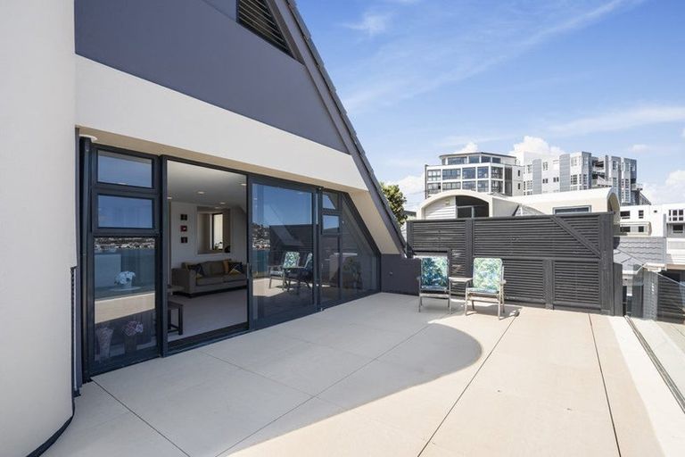 Photo of property in Shelley Bay Terraces, 9/61 Maupuia Road, Maupuia, Wellington, 6022