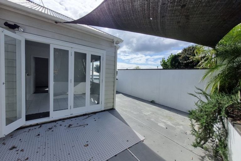 Photo of property in 17b Warwick Street, Morningside, Auckland, 1022