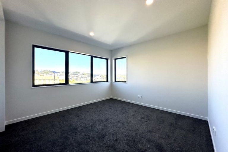 Photo of property in 32 Papai Lane, Massey, Auckland, 0614