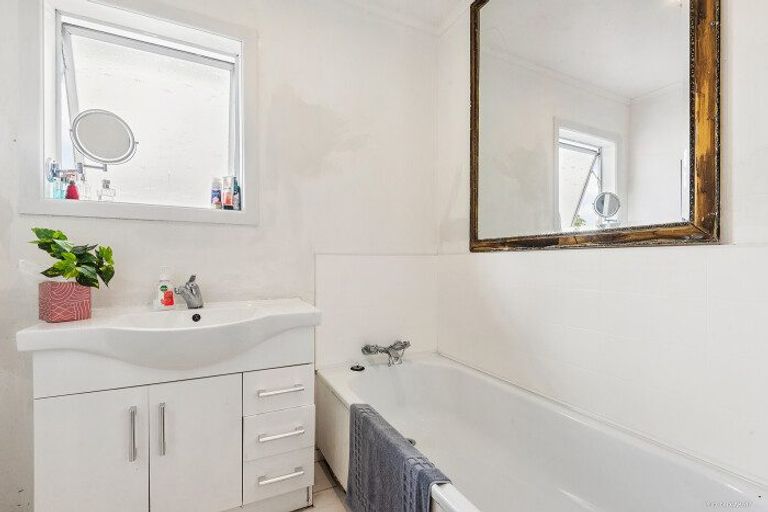 Photo of property in 26 Hartley Terrace, Massey, Auckland, 0614