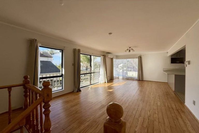 Photo of property in 33 Lagoon Way, West Harbour, Auckland, 0618