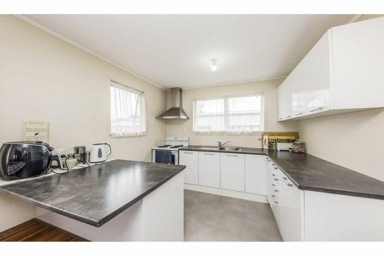 Photo of property in 2 Hobman Place, Manurewa, Auckland, 2102