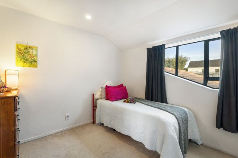 Photo of property in 22/8 Tobago Place, Sunnynook, Auckland, 0620