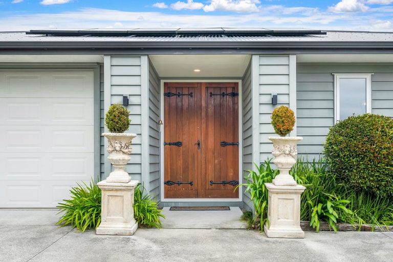 Photo of property in 35 Hobbs Road, Matakatia, Whangaparaoa, 0930