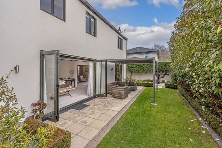 Photo of property in 100 Straven Road, Fendalton, Christchurch, 8014