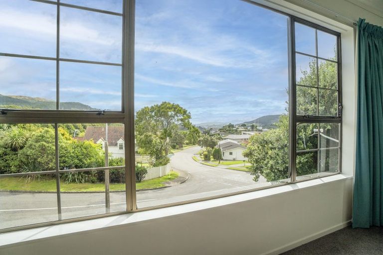 Photo of property in 1 Brasenose Place, Tawa, Wellington, 5028