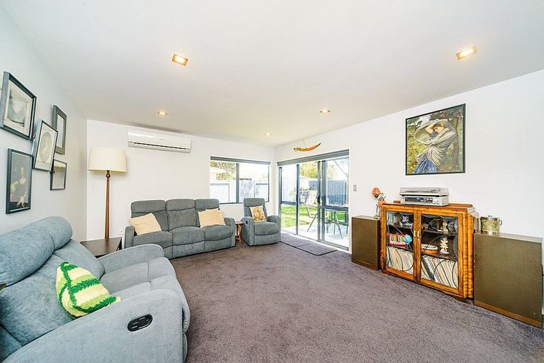 Photo of property in 17 Woburn Place, Takaro, Palmerston North, 4412