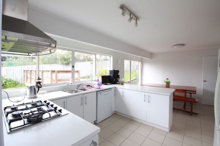 Photo of property in 25 Esther Place, Red Beach, 0932