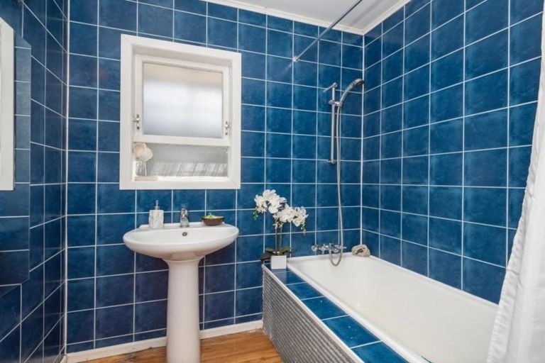 Photo of property in 6 Gill Avenue, Te Atatu Peninsula, Auckland, 0610