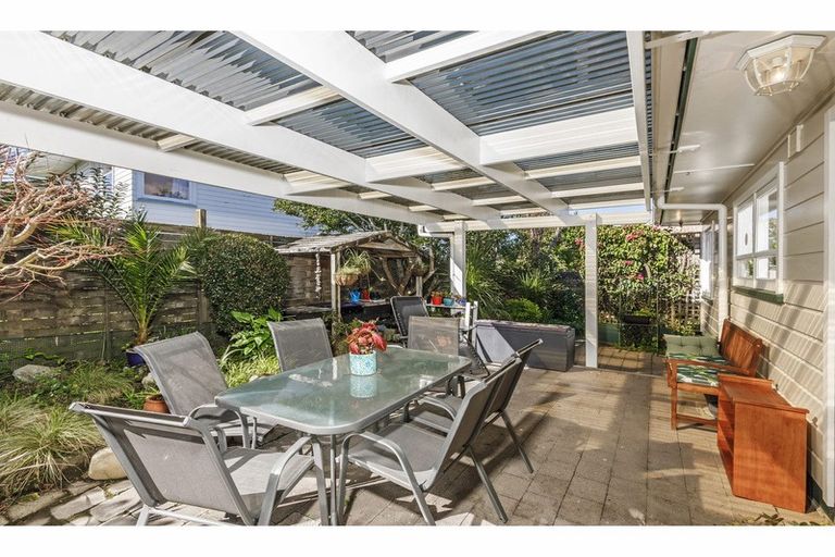 Photo of property in 941 Beach Road, Torbay, Auckland, 0630