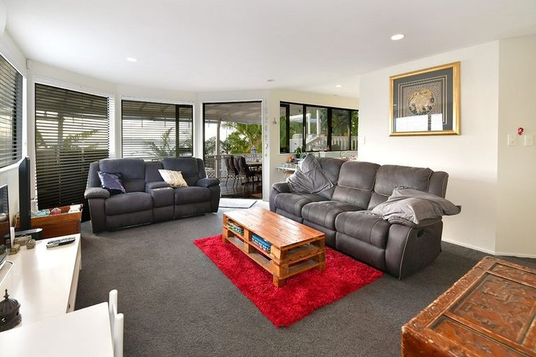 Photo of property in 68a Vipond Road, Stanmore Bay, Whangaparaoa, 0932