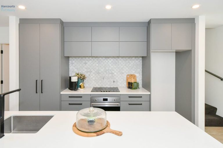 Photo of property in 6 Hoiho Road, Pukekohe, 2120