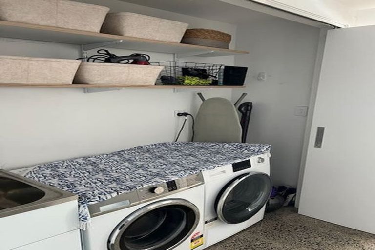 Photo of property in 2 Ravenwood Drive, Forrest Hill, Auckland, 0620