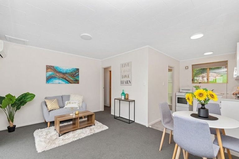 Photo of property in 1/19 Kemp Road, Massey, Auckland, 0614