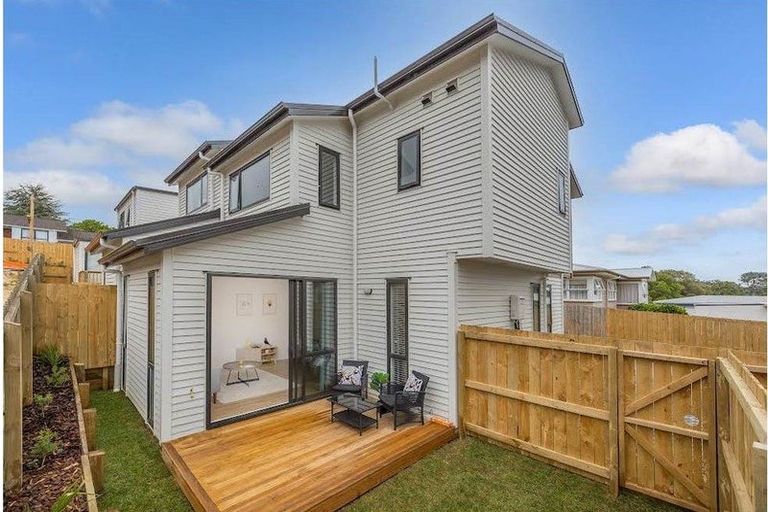 Photo of property in 4c Halberg Street, Glenfield, Auckland, 0629