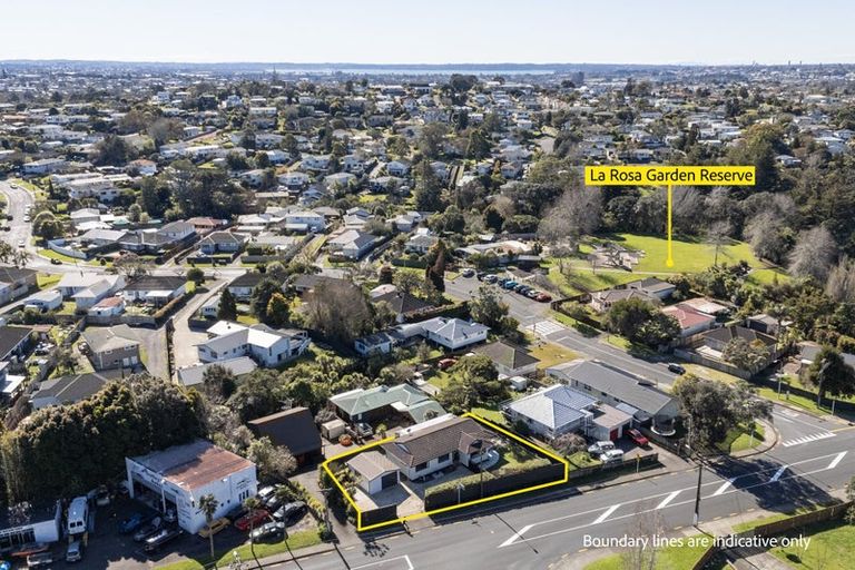 Photo of property in 121 Godley Road, Green Bay, Auckland, 0604