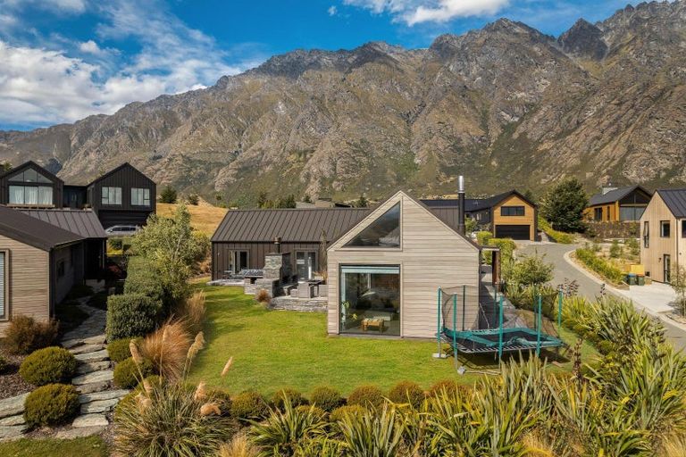 Photo of property in 13 Hackett Road, Jacks Point, Queenstown, 9371