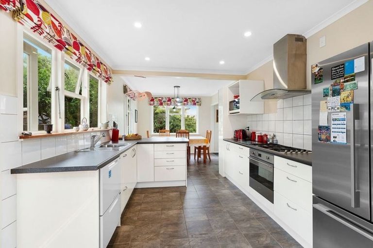 Photo of property in 13 Magdalen Street, Tawa, Wellington, 5028