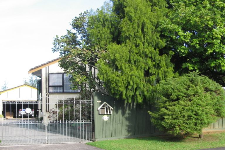Photo of property in 11 Landow Place, Henderson, Auckland, 0612
